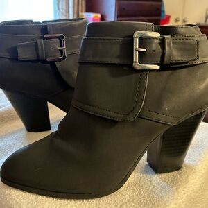 Liliana 8.5 Black Buckle Side Zip Ankle Booties Chunky Heel Moto Casual GUC